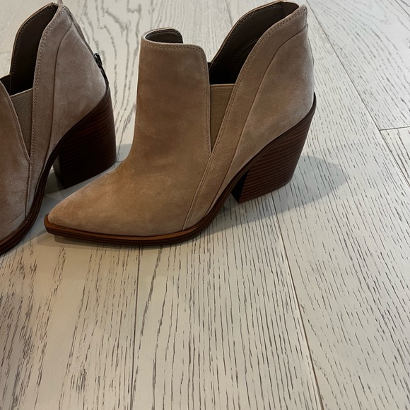 Vince Camuto booties size 7.5 - Picture 2 of 6